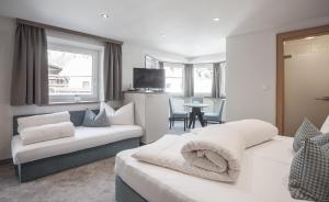 TV a/nebo společenská místnost v ubytování Garni Ötztal ROOMS & APARTS