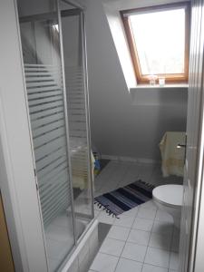 Ванна кімната в Ferienwohnung Weserblick Polle