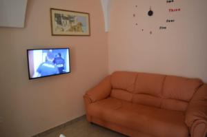 een woonkamer met een bank en een flatscreen-tv bij Casa del Bicio in Ceglie Messapica