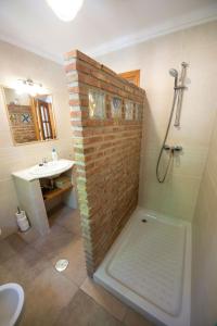 a bathroom with a brick shower and a sink at Bonita casa con vistas El Chorro in El Chorro