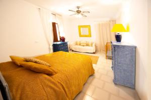 sypialnia z łóżkiem i kanapą w pokoju w obiekcie Bonita casa con vistas El Chorro w mieście El Chorro