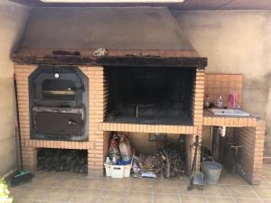 uma cozinha exterior com um forno de tijolos e um lavatório em Casa Rural Aguilas (Murcia), Venta San Felipe em Águilas