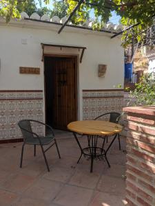 Patio lub wspólna przestrzeń na świeżym powietrzu w obiekcie Bonita casa con vistas El Chorro