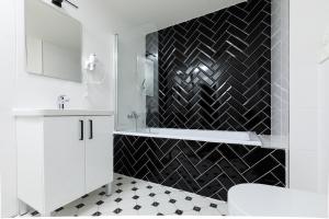 Koupelna v ubytování Avantgarde apartments + 31 fotografií