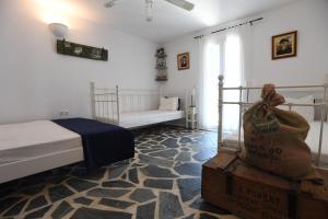 Ένα ή περισσότερα κρεβάτια σε δωμάτιο στο Tinos Traditional Sea Side Villa