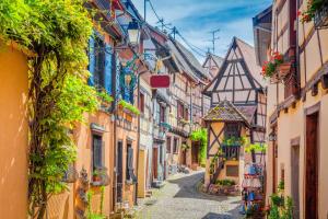 um beco numa cidade velha na Irlanda em Hotel SPA Husseren Collections - Proche Colmar - Eguisheim em Eguisheim