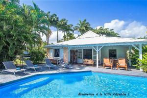 圣罗斯Villa Cézanne的一栋房子前面有游泳池