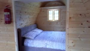 Katil atau katil-katil dalam bilik di Carnamuff Glamping
