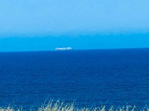 una nave da crociera nell'oceano sull'acqua di Il Tramonto Luxury House a Valledoria