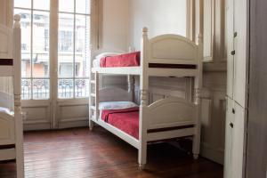 due letti a castello in una stanza con finestra di Voyage Recoleta Hostel a Buenos Aires Altre 36 foto