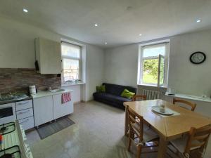 cocina y sala de estar con mesa, cocina y comedor en Casa Zucol, en Sarnonico