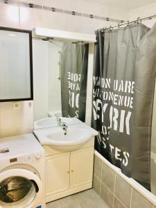 ベルクハイムにあるLe Grasbergのバスルーム(シンク、洗濯機付)