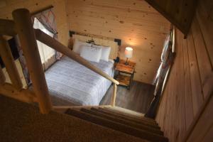 an overhead view of a bedroom in a log cabin at Drift Lodge in Island Park