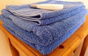 a pile of blue towels sitting on top of a table at Fogadó a Suttogóhoz in Nagykörů