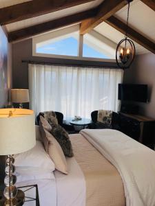 Un dormitorio con una cama grande y una ventana en Seafoam Lodge en Little River