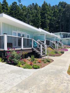 une rangée de maisons modulaires avec des ponts et des fleurs dans l'établissement Seafoam Lodge, à Little River