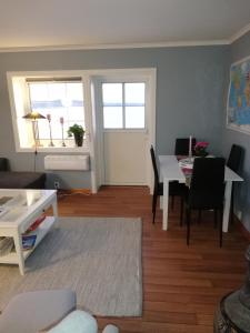 uma sala de estar com uma mesa e uma sala de jantar em Seaview apartment Karmøy em Sæveland