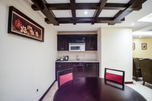 a kitchen and dining room with a table and chairs at ITLALA ALSHARQ FOR SERVICED APARTMENTs in Dammam