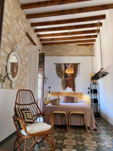 1 dormitorio con 1 cama y 1 silla en Apartamentos Boutique Villavieja, en Alicante