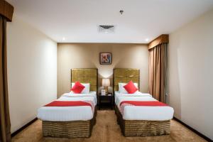 Un pat sau paturi într-o cameră la Eastward Hotel