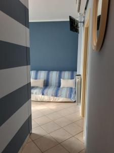 un corridoio con divano in camera di A due passi dal mare a Marina di Carrara