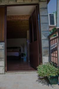 uma porta aberta para um quarto com uma cama em Studio-apartman Milena em Podgorica
