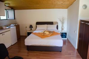 ein Schlafzimmer mit einem Bett und einem Handtuch darauf in der Unterkunft Studio-apartman Milena in Podgorica