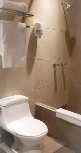 een badkamer met een toilet en een bad bij Hostal Lince in Lima