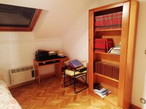 a room with a desk and a book shelf at Duplex Álvaro cunqueiro, 1.3C1 in Foz