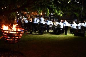 un grupo de personas sentadas alrededor de un incendio en un parque en Hotel Horacio Quiroga en Termas de Salto Grande