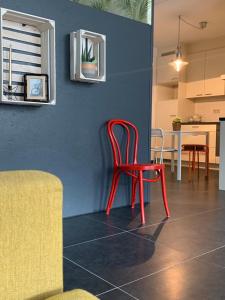einen roten Stuhl in einem Zimmer mit einer Küche in der Unterkunft Anna Place in Gent