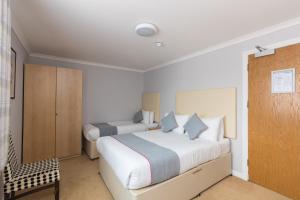 A bed or beds in a room at Clydesdale Hotel