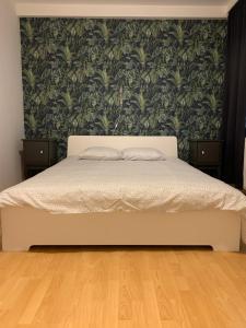 una camera con un letto con una parete verde di Anna Place a Gand