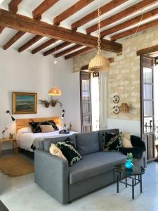 a living room with a couch and a bed at Apartamentos Boutique Villavieja in Alicante