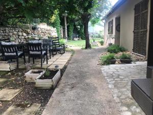 Gallery image of Dieu L'Amour - Galimard in Châteauneuf +68 photos