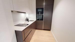 Kuchyň nebo kuchyňský kout v ubytování White Pearl Apartment 2.10