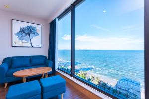 頭頓的住宿－Vung Tau Riva Hotel，客厅设有蓝色的沙发和大窗户