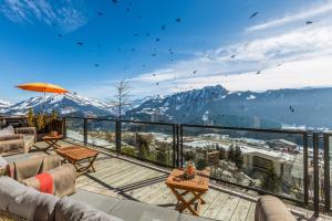 uma varanda com vista para uma montanha nevada em Hôtel Le Grand Chalet em Leysin