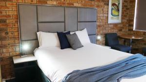 Кровать или кровати в номере Country Capital Motel