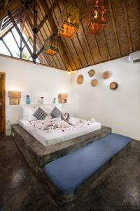 sypialnia z dużym łóżkiem w pokoju w obiekcie Sea Breeze Villas - Gili Air w Gili Air