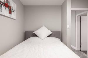 Katil atau katil-katil dalam bilik di ENTIRE 2 BEDROOM APARTMENT UPTOWN WATERLOO - e1