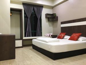 um quarto com 2 camas e uma janela em Amadel Residence 爱媄德民宿 14 em Malaca