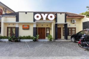 a building with a xo sign on the front of it at Super OYO 1150 Omah Ladrang in Yogyakarta