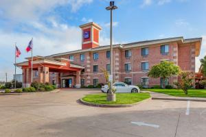 un bâtiment avec une tour d'horloge en haut dans l'établissement Sleep Inn & Suites Hewitt - South Waco, à Hewitt