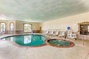 una piscina cubierta en una habitación grande con piscina en Sleep Inn & Suites Hewitt - South Waco, en Hewitt