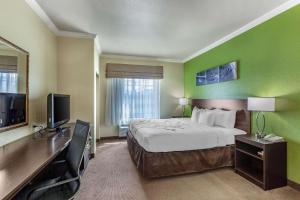 En eller flere senger på et rom på Sleep Inn & Suites Hewitt - South Waco