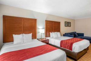 Un pat sau paturi într-o cameră la Comfort Inn Mount Shasta Area