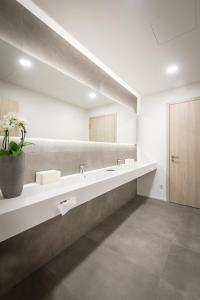 a bathroom with two sinks and a large mirror at Motel B in Bocholt