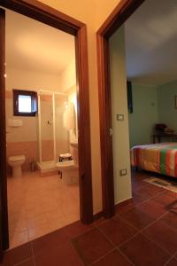 1 Schlafzimmer mit einem Bad mit einem Bett und einem WC in der Unterkunft La Candeletta in Santo Stefano di Sessanio