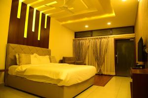 Un pat sau paturi într-o cameră la Biranji Aqua Retreat